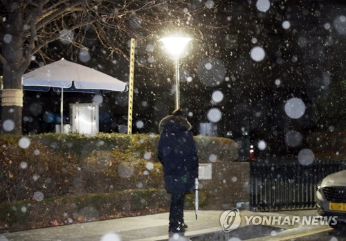 小雪が降る昨年１２月のソウル＝（聯合ニュース）