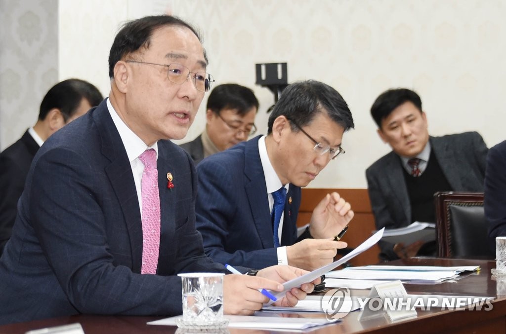 South Korea's Finance Minister Hong Nam-ki presides over a closed-door meeting in Seoul on Jan. 6, 2020, amid the heightened Iran crisis, in this photo released by the Ministry of Economy and Finance. (PHOTO NOT FOR SALE) (Yonhap)