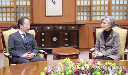 康長官（右）と冨田氏＝７日、ソウル（聯合ニュース）