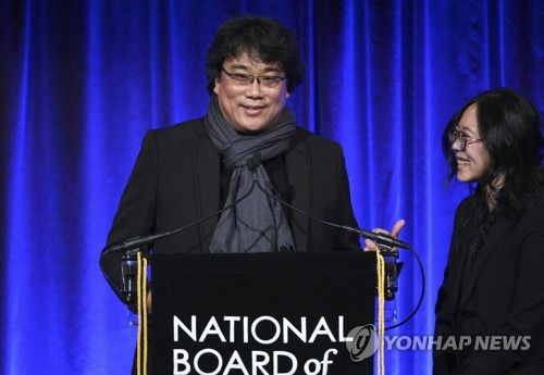 「パラサイト」はナショナル・ボード・オブ・レビュー（米国映画批評会議）賞の外国語映画賞を受賞した。米ニューヨークで８日に開かれた授賞イベントに出席したポン監督＝（ＡＰ＝聯合ニュース）