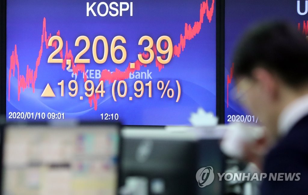 A dealer at a KEB Hana Bank trading room in Seoul watches a computer monitor after the South Korean stock market closed sharply higher on Jan. 10, 2020. (Yonhap)