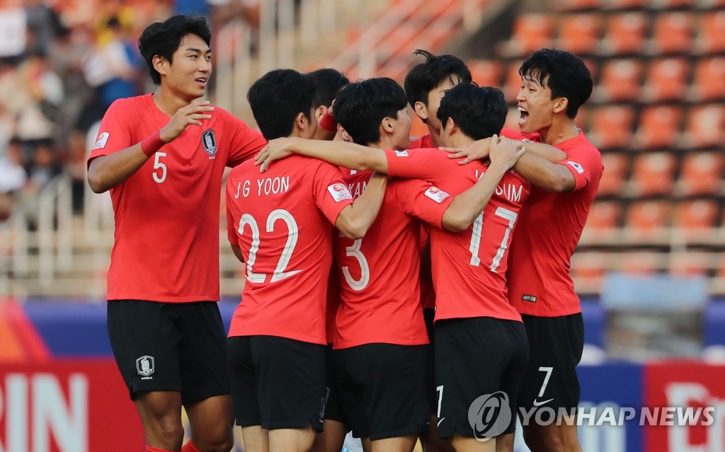 South Korean players celebrate their first goal against Uzbekistan during their 2-1 victory in the teams' Group C match at the Asian Football Confederation U-23 Championship at Thammasat Stadium in Rangsit, Thailand, on Jan. 15, 2020. (Yonhap)