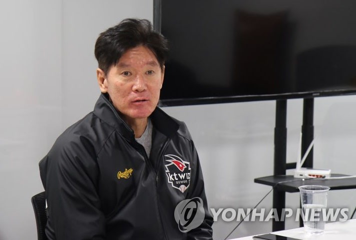 This file photo provided by the KT Wiz on Jan. 22, 2020, show Lee Kang-chul, the manager of the Wiz, speaking with reporters at KT Wiz Park in Suwon, 45 kilometers south of Seoul. (PHOTO NOT FOR SALE) (Yonhap)