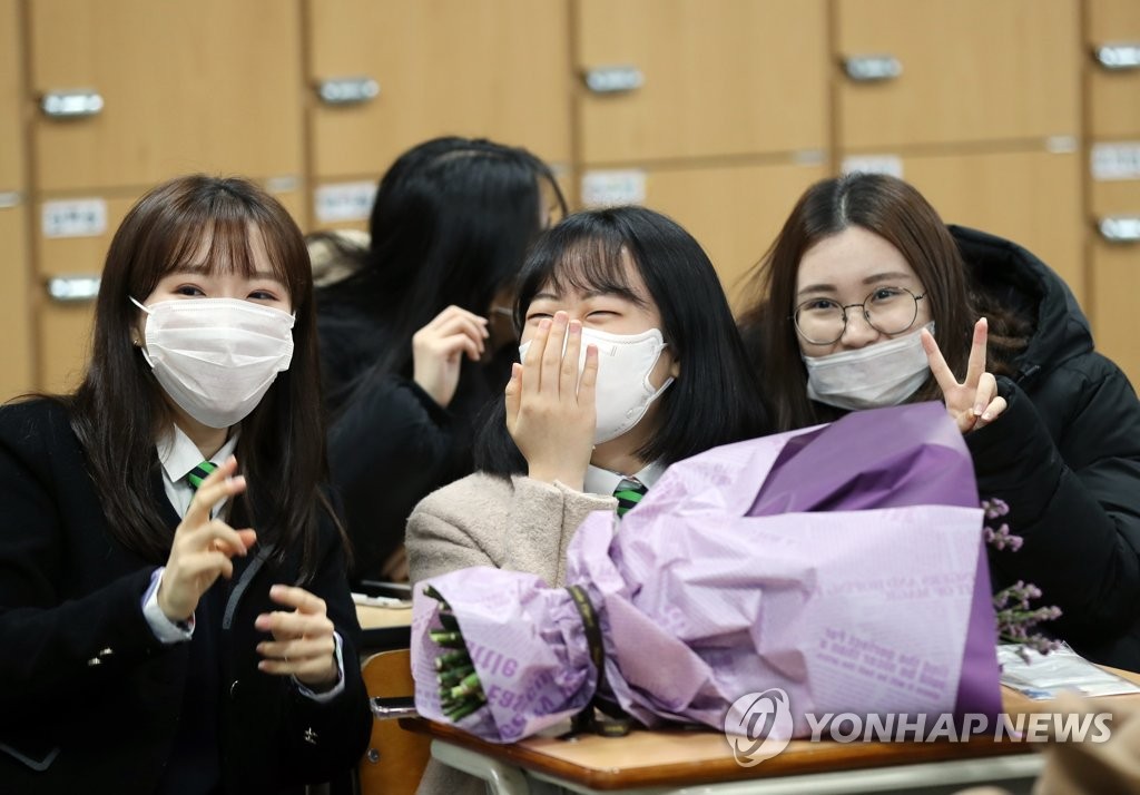 Students at a high school in the southwestern city of Gwangju attend a graduation ceremony in their classroom instead of the school auditorium on Jan. 29, 2020. (Yonhap)