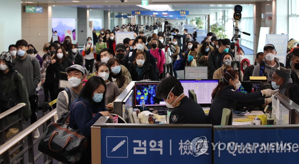 This photo taken on Jan. 29, 2020, shows passengers arriving at Incheon International Airport from Guangzhou amid fears of the spreading coronavirus. (Yonhap)