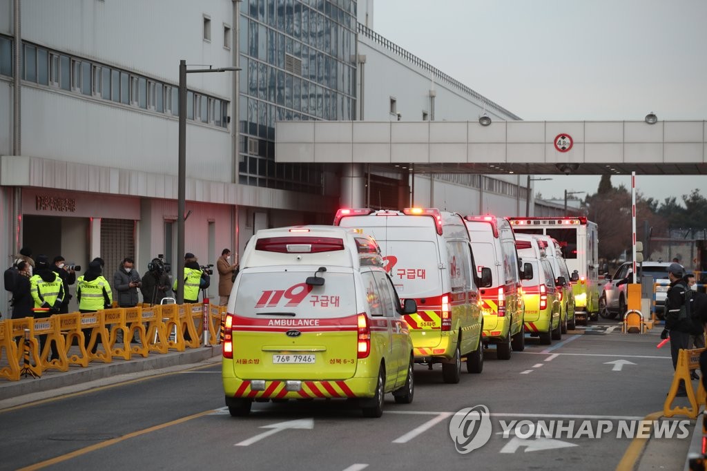 김포공항 활주로로 들어가는 구급차