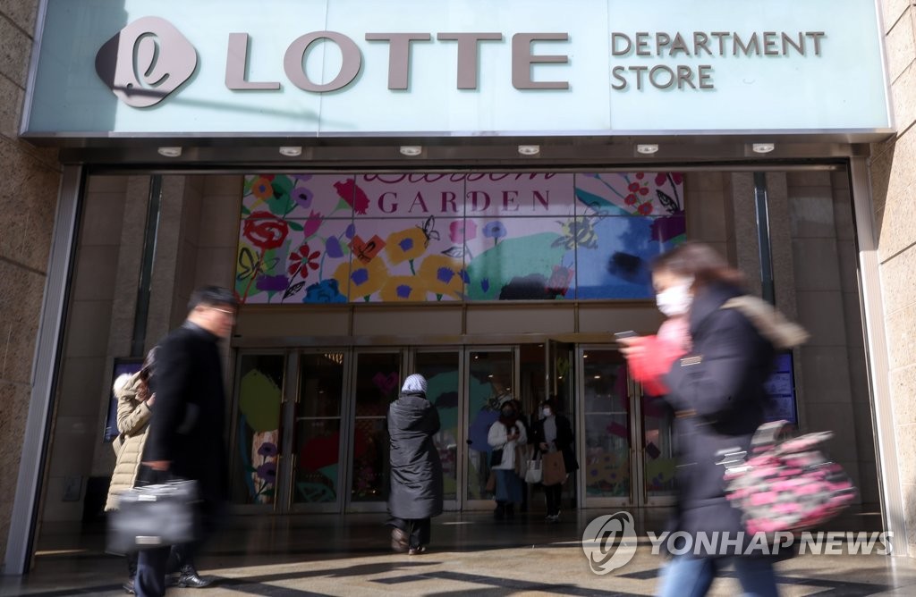 This photo taken Feb. 10, 2020, shows the main entrance of the Lotte Department Store in Myeongdong, central Seoul, which resumed operations following a three-day shutdown after the 23rd confirmed coronavirus patient turned out to have visited the store on Feb. 2. (Yonhap)