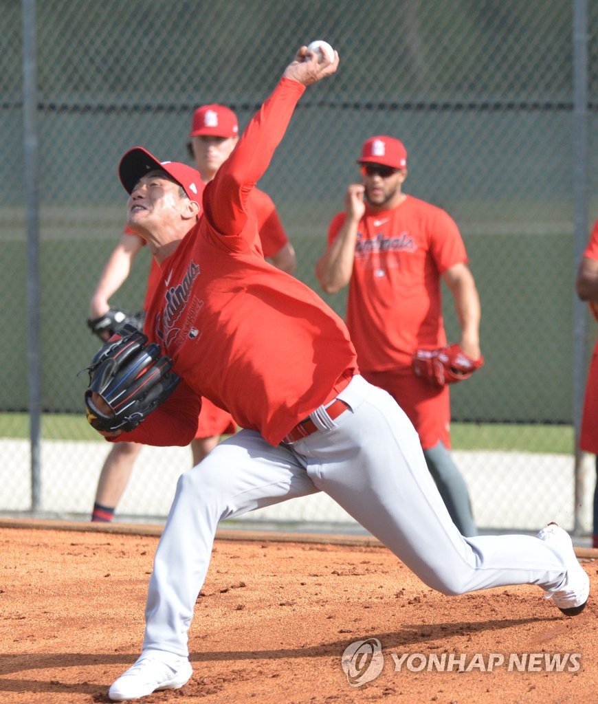 Kim Kwang-hyun of the St. Louis Cardinals pitches in the bullpen during the club's spring training camp at Roger Dean Chevrolet Stadium in Jupiter, Florida, on Feb. 11, 2020. (Yonhap)