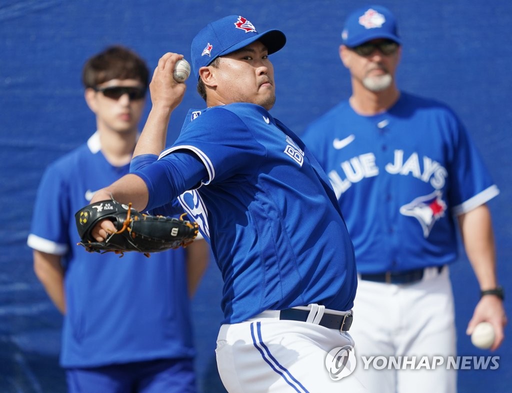 Ryu Hyun-jin of the Toronto Blue Jays throws in the bullpen at a training facility outside TD Ballpark in Dunedin, Florida, on Feb. 13, 2020. (Yonhap)