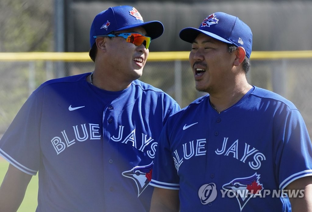 Ryu Hyun-jin (L) and Shun Yamaguchi of the Toronto Blue Jays chat after their long toss at Player Development Complex, outside TD Ballpark, in Dunedin, Florida, on Feb. 15, 2020. (Yonhap)