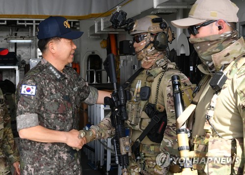 심승섭 해군참모총장, 오만 무스카트에서 청해부대 장병 격려