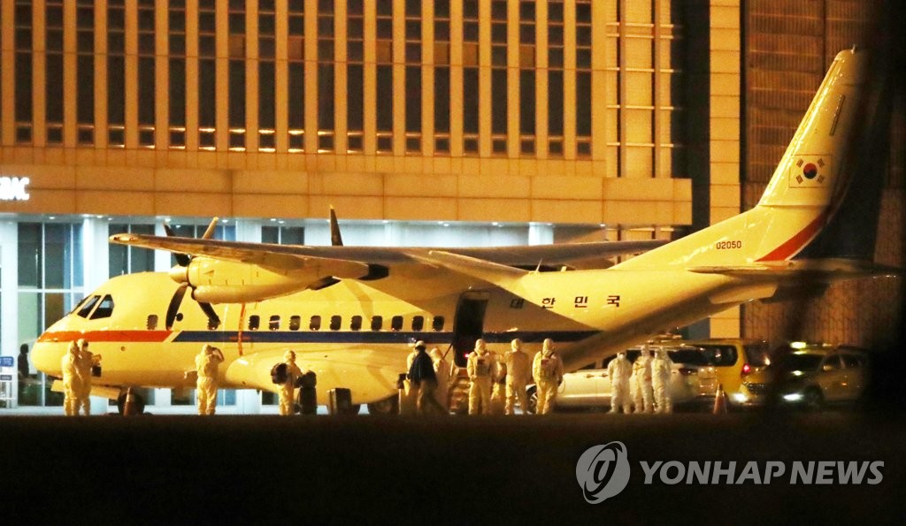 A VCN-235 of the Air Force carrying six South Koreans and a Japanese spouse arrives at Gimpo International Airport in western Seoul on Feb. 19, 2020. The plane was sent to Japan to evacuate the seven people from a coronavirus-hit cruise ship docked at Yokohama. (Yonhap)