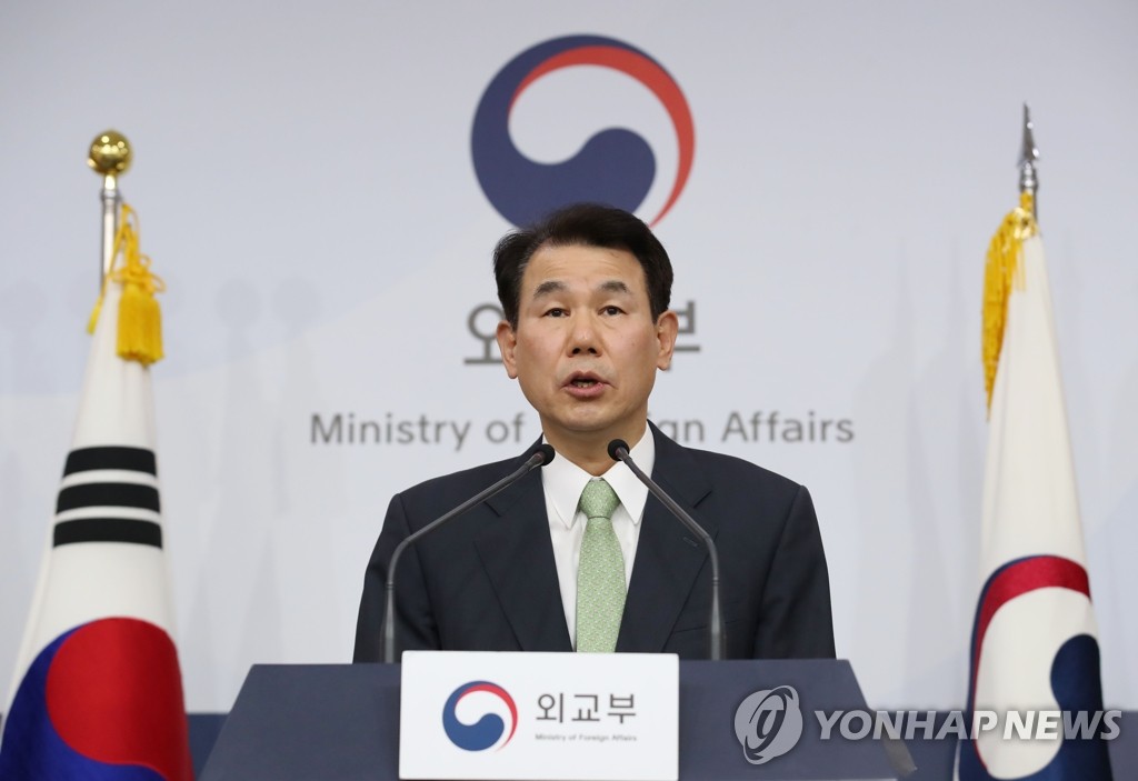 2月28日下午，在首尔市钟路区都染洞的韩国外交部，郑恩甫召开记者会发布军费谈判消息。 韩联社