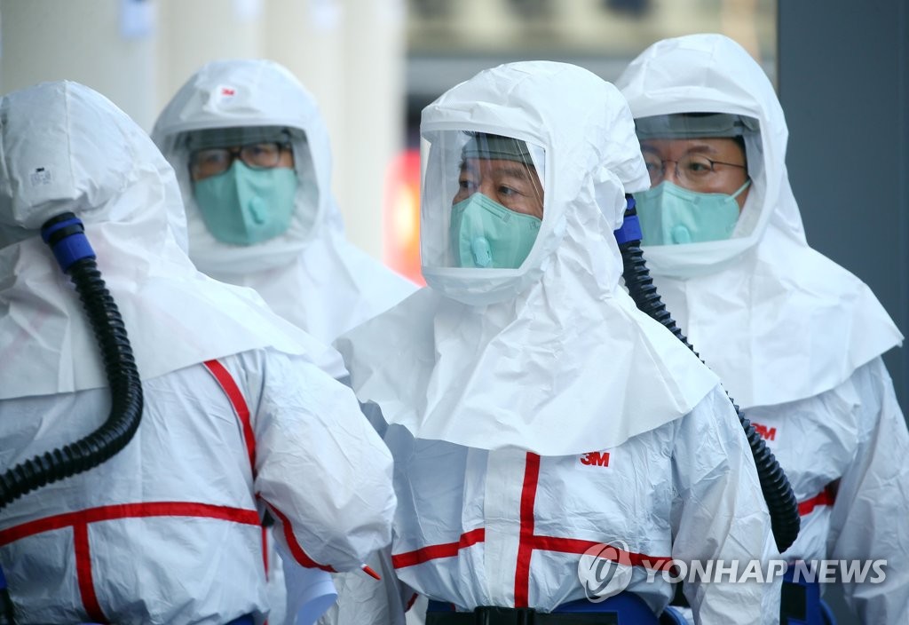Minor party chief Ahn does medical volunteer work in coronavirus-hit Daegu
