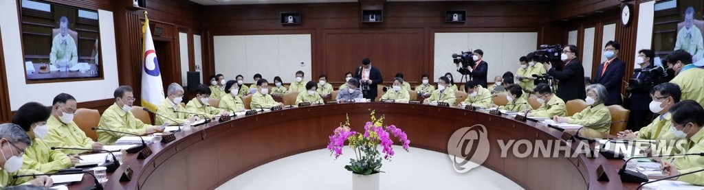 الرئيس مون يعلن الحرب ضد فيروس كورونا ويضع الحكومة في حالة تأهب على مدار 24 ساعة - 2