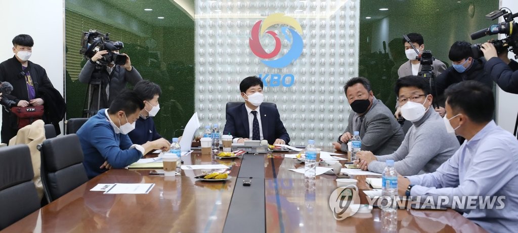 Ryu Dae-hwan (C), secretary general of the Korea Baseball Organization, presides over an executive committee meeting with general managers of KBO clubs at the KBO headquarters in Seoul on March 3, 2020. Those not in attendance took part in the meeting via video conferencing. (Yonhap)