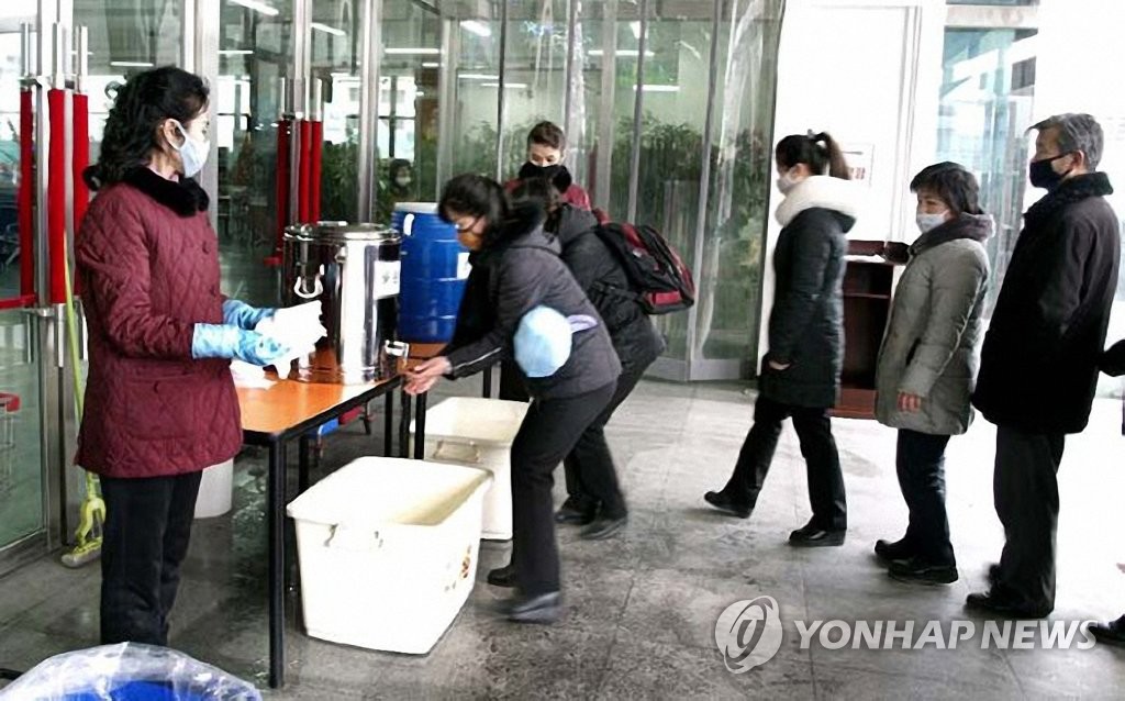 资料图片：在朝鲜一处大型商业设施，访客在排队洗手消毒。 韩联社/“今日朝鲜”官网截图（图片仅限韩国国内使用，严禁转载复制）