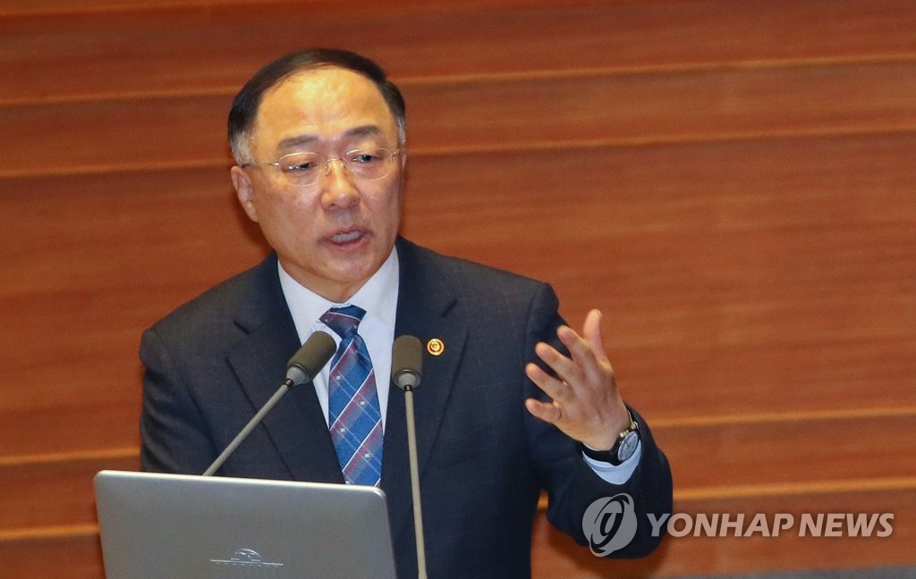 Finance Minister Hong Nam-ki speaks at a parliamentary interpellation session on March 3, 2020. (Yonhap)