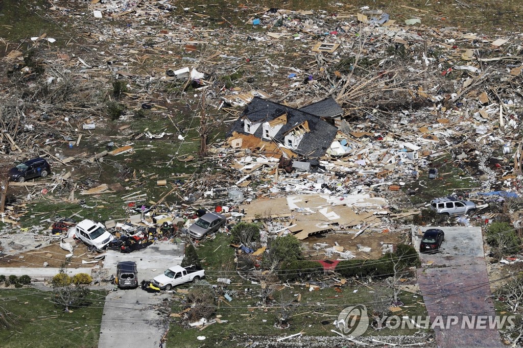 토네이도로 파괴된 미국 테네시주 주택들