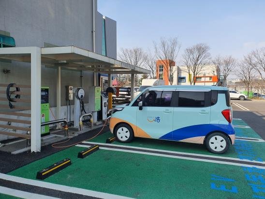 This photo, provided by the city of Siheung in Gyeonggi Province on March 4, 2020, shows an electric car charging at a power station. (PHOTO NOT FOR SALE) (Yonhap)