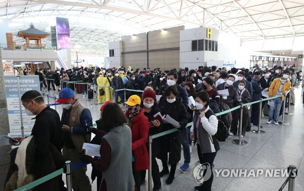 This file photo, taken March 6, 2020, shows illegal immigrants queuing up at Incheon International Airport, west of Seoul, to voluntarily leave the country amid the spread of the new coronavirus. (Yonhap) 