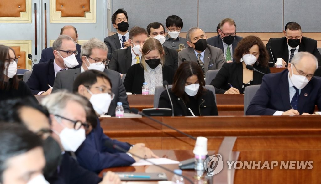 This photo shows foreign diplomats in Seoul attending a briefing session on coronavirus hosted by the foreign ministry on March 6, 2020. (Yonhap) 