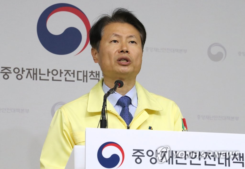 3月9日，在政府世宗办公大楼，韩国中央应急处置本部副本部长金刚立在记者会上发言。 韩联社