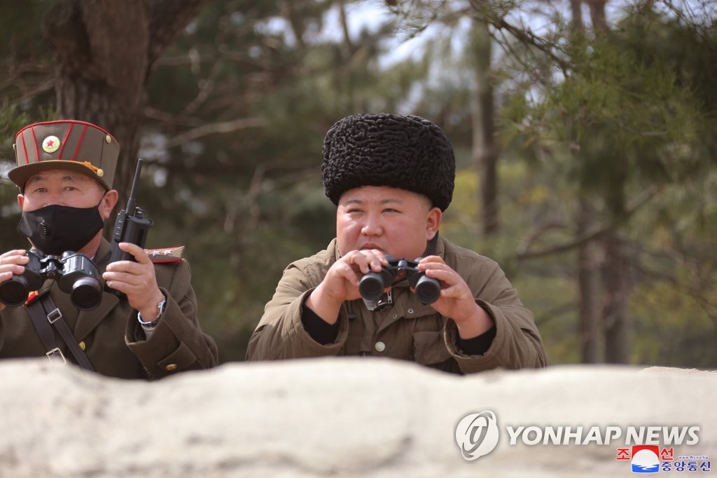 North Korean leader Kim Jong-un (C) watches a firepower strike drill by the North Korean army's long-range artillery sub-units on March 9, 2020, in this photo released by the North's official Korean Central News Agency the next day. The report came one day after South Korea's military said the North fired three short-range projectiles off its east coast in what appears to be part of its artillery strike drill involving multiple rocket launchers. (For Use Only in the Republic of Korea. No Redistribution) (Yonhap)
