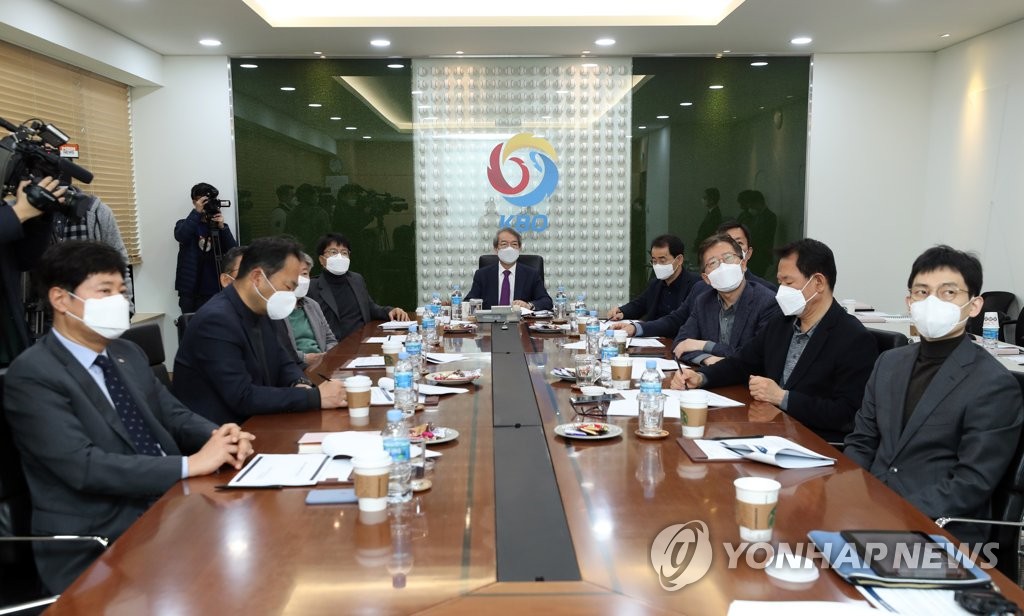 Korea Baseball Organization (KBO) Commissioner Chung Un-chan (C) presides over a meeting with club presidents at the KBO headquarters in Seoul on March 10, 2020. (Yonhap)