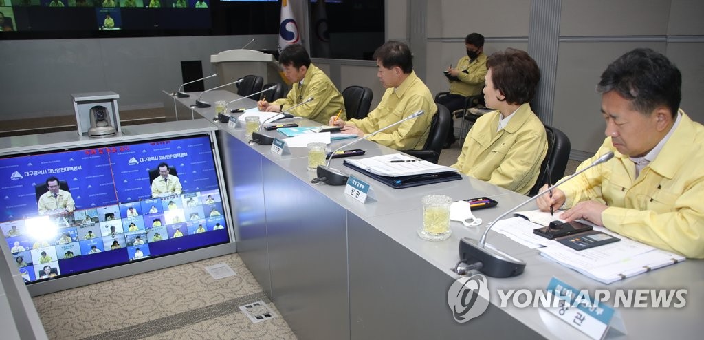 3月13日，在政府首尔大楼，各政府部门长官出席中央灾难安全对策本部会议，听取丁世均的发言。 韩联社