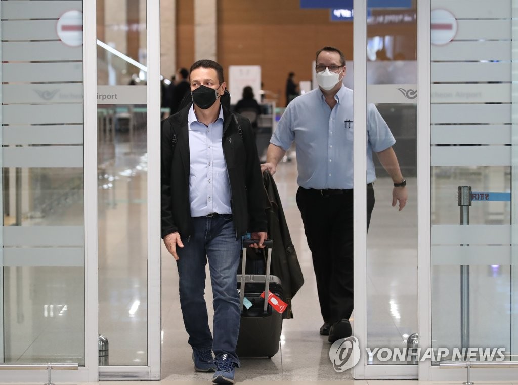资料图片：3月15日，在仁川机场第二航站楼，来自伦敦的两名外国旅客正在入境。 韩联社