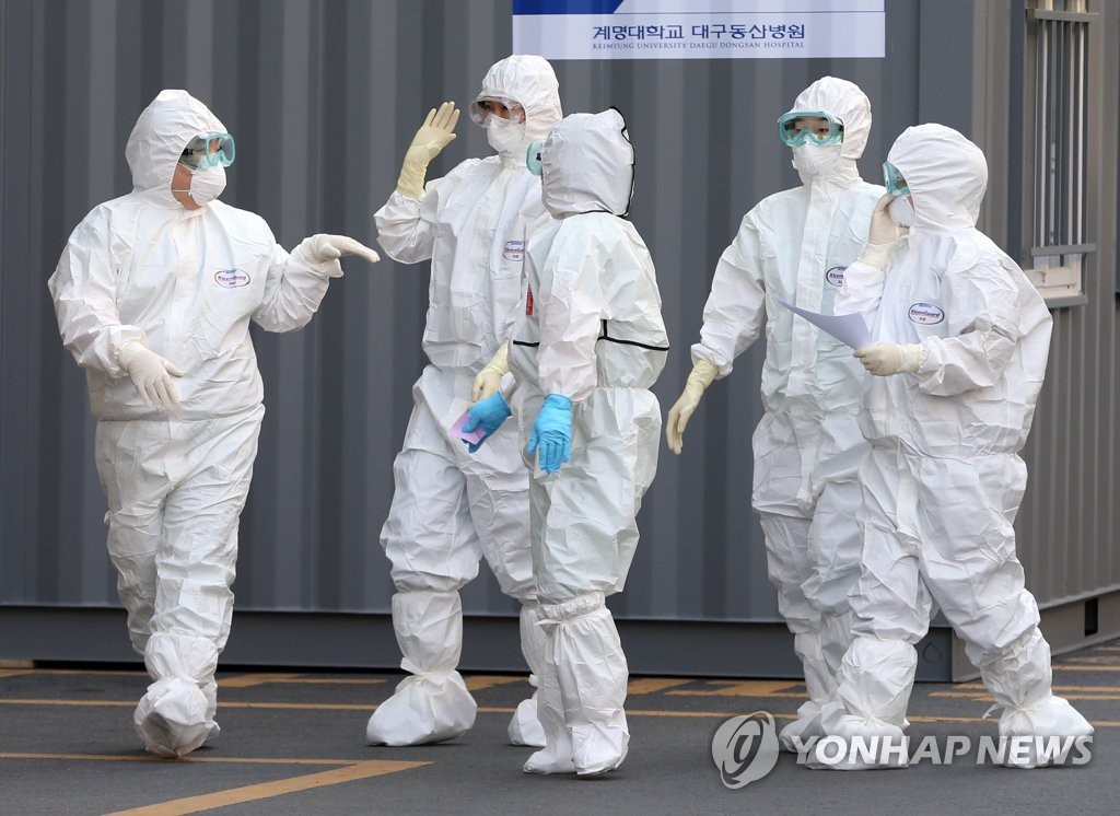 Medical staff at Dongsan Hospital in virus-hit Daegu head for an intensive care unit dedicated to treating coronavirus patients on March 17, 2020. (Yonhap)