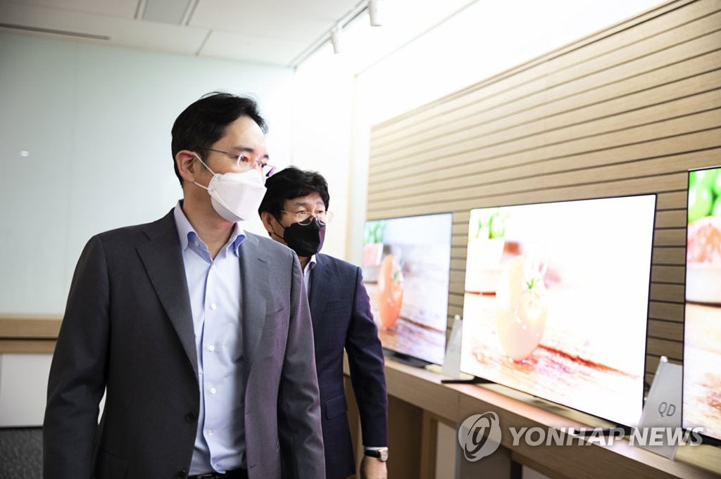In this photo provided by Samsung Electronics Co. on March 19, 2020, Samsung Electronics Vice Chairman Lee Jae-yong (L) inspects Samsung Display Co.'s products at the company's plant in Asan, south of Seoul. (PHOTO NOT FOR SALE) (Yonhap)