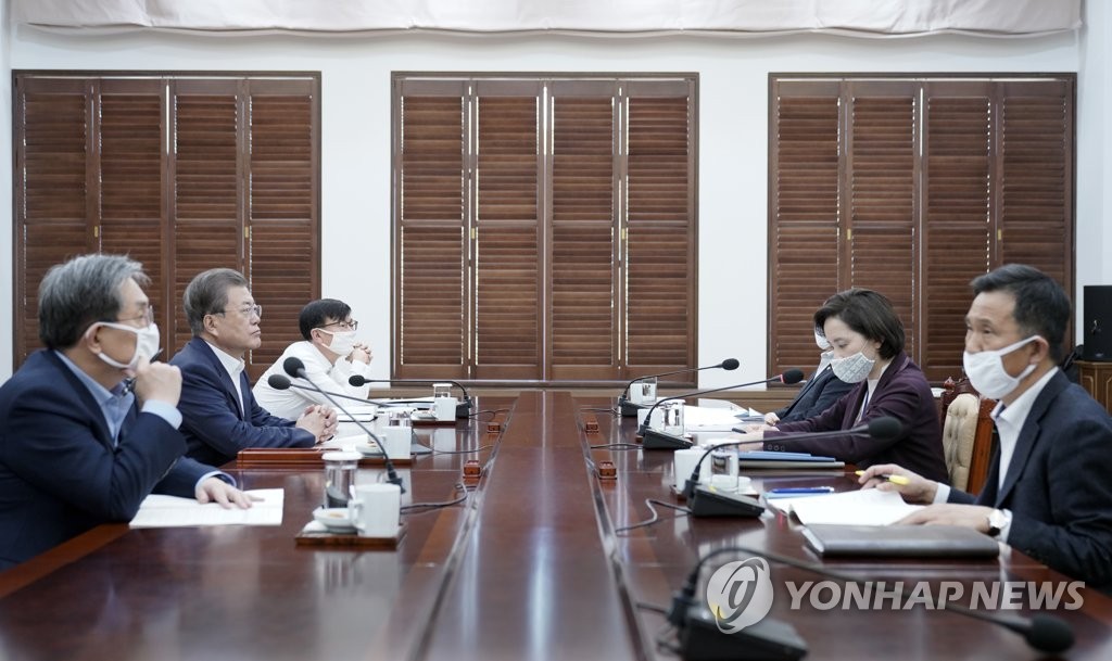 الرئيس مون يعبر عن وجهة نظر سلبية بشأن تغيير موعد بدء الدراسة إلى سبتمبر