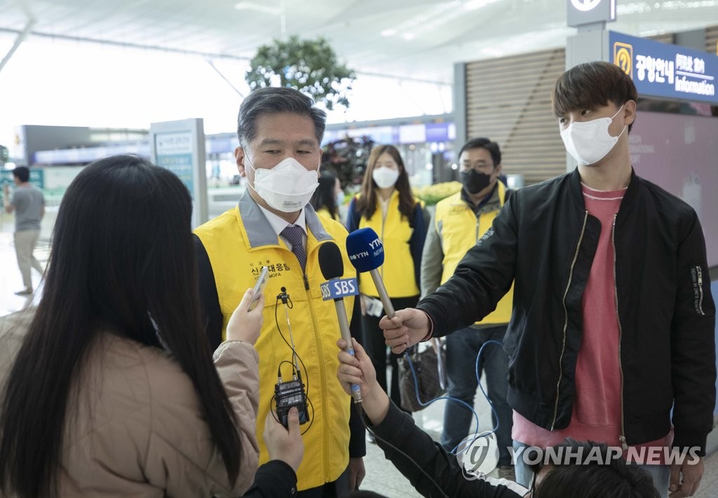 Song Se-won, a foreign ministry official, speaks to reporters at Incheon International Airport, west of Seoul, on March 30, 2020, before departing for coronavirus-hit Italy to bring citizens home. (Yonhap)