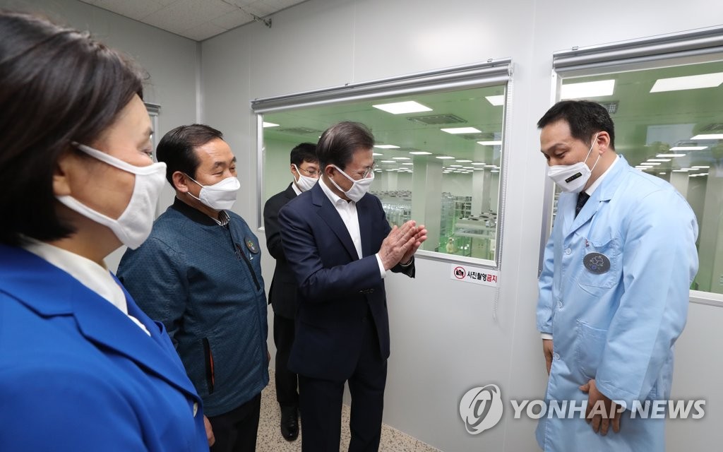 President Moon Jae-in (2nd from R) talks with a worker at the Kolon Industries plant in the national industrial complex in Gumi, North Gyeongsang Province, on April 1, 2020. (Yonhap)