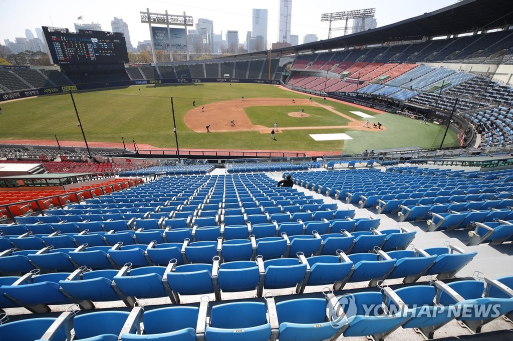 This file photo from April 5, 2020, shows the Doosan Bears during their intrasquad game at Jamsil Stadium in Seoul. (Yonhap)