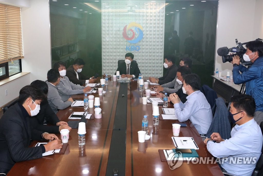 Ryu Dae-hwan (C), secretary general of the Korea Baseball Organization (KBO), chairs an executive committee meeting with club general managers at the KBO headquarters in Seoul on April 7, 2020. (Yonhap)