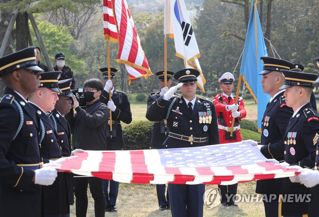 ４月７日、釜山の国連記念公園で朝鮮戦争参戦者の埋葬式が行われている＝（聯合ニュース）