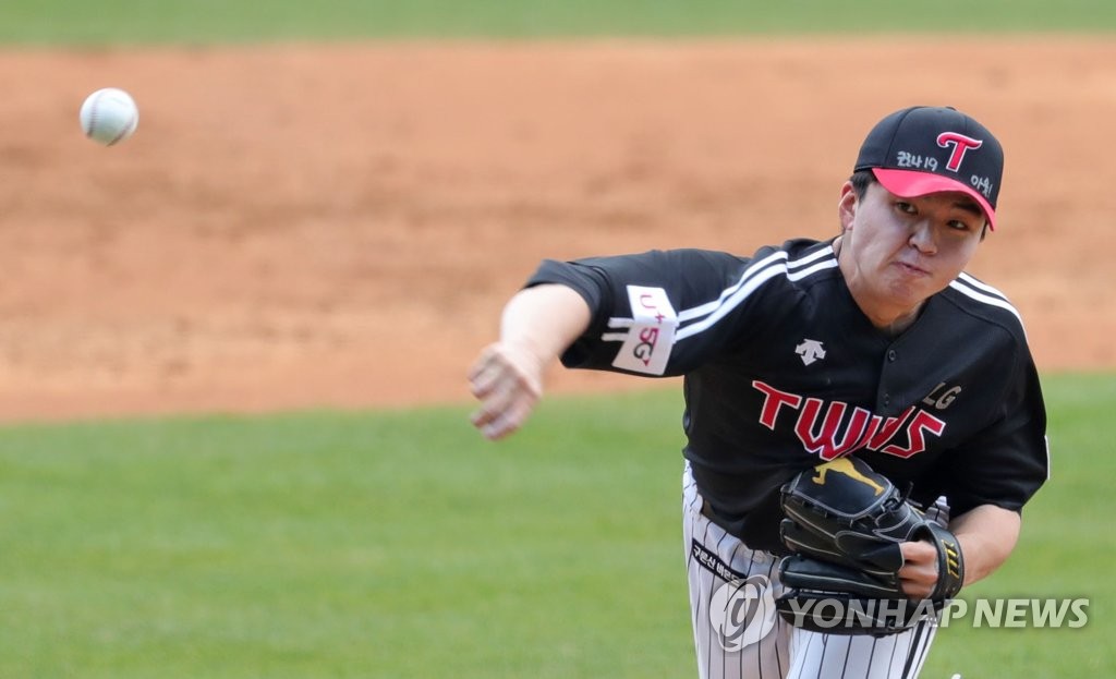 In this file photo from April 10, 2020, Lee Min-ho of the LG Twins pitches in an intrasquad game for the Korea Baseball Organization club at Jamsil Stadium in Seoul. (Yonhap)