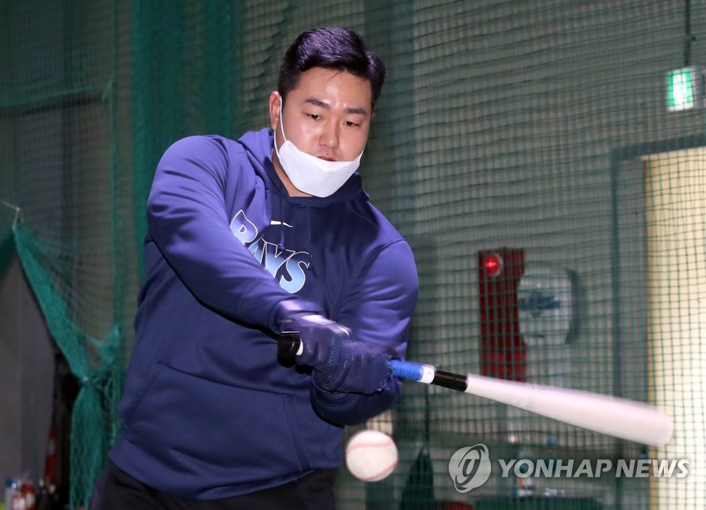 Choi Ji-man of the Tampa Bay Rays swings a bat at a private baseball academy run by his brother in Incheon, 40 kilometers west of Seoul, on April 13, 2020. (Yonhap)