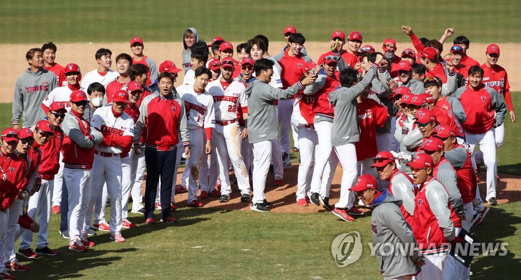Kia Tigers players gather around the mound at Gwangju-Kia Champions Field in Gwangju, 330 kilometers south of Seoul, after the end of an intrasquad game on April 13, 2020. (Yonhap)