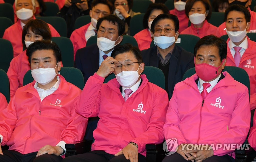 Hwang Kyo-ahn (C), chief of the main opposition United Future Party, and party members watch the broadcast of voting counts for the parliamentary elections at the National Assembly in Seoul on April 15, 2020. (Yonhap)