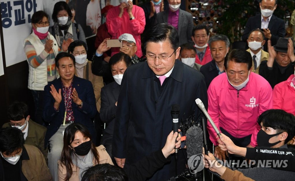 Hwang Kyo-ahn (C), chief of the main opposition United Future Party, is surrounded by reporters at an election office in Jongno, central Seoul, on April 15, 2020, as his main rival Lee Nak-yon was certain to win against him. (Yonhap)