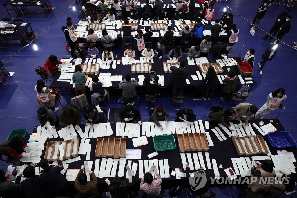 Election officials are seen manually counting proportional representation votes at a high school in Jongno Ward in Seoul on April 16, 2020. (Yonhap)