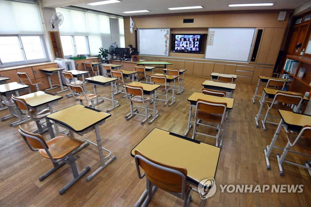 ソウルの小学校で遠隔授業を行う教師（資料写真）＝（聯合ニュース）
