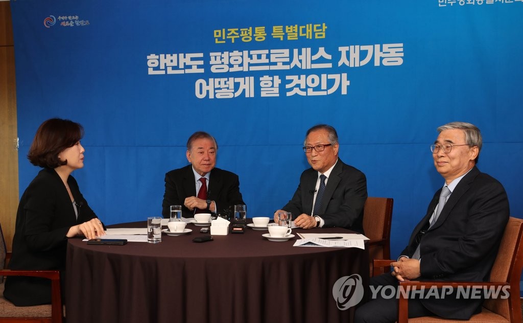Moon Chung-in, President Moon Jae-in's special security adviser (2nd from L), speaks at a special meeting on the Korean Peninsula hosted by National Unification Advisory Council with former Unification Ministers Jeong Se-hyun (2nd from R) and Lee Jong-seok (R) on April 20, 2020. (Yonhap)