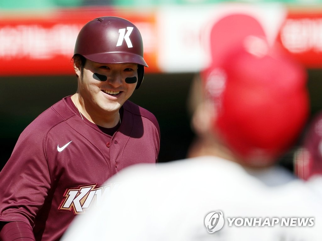 Park Byung-ho of the Kiwoom Heroes smiles on his way back to the dugout during a Korea Baseball Organization preseason game against the SK Wyverns at SK Happy Dream Park in Incheon, 40 kilometers west of Seoul, on April 21, 2020. (Yonhap)