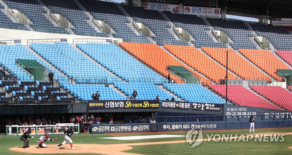 A Korea Baseball Organization preseason game between the LG Twins and the Doosan Bears is under way at Jamsil Stadium in Seoul on April 21, 2020. (Yonhap)