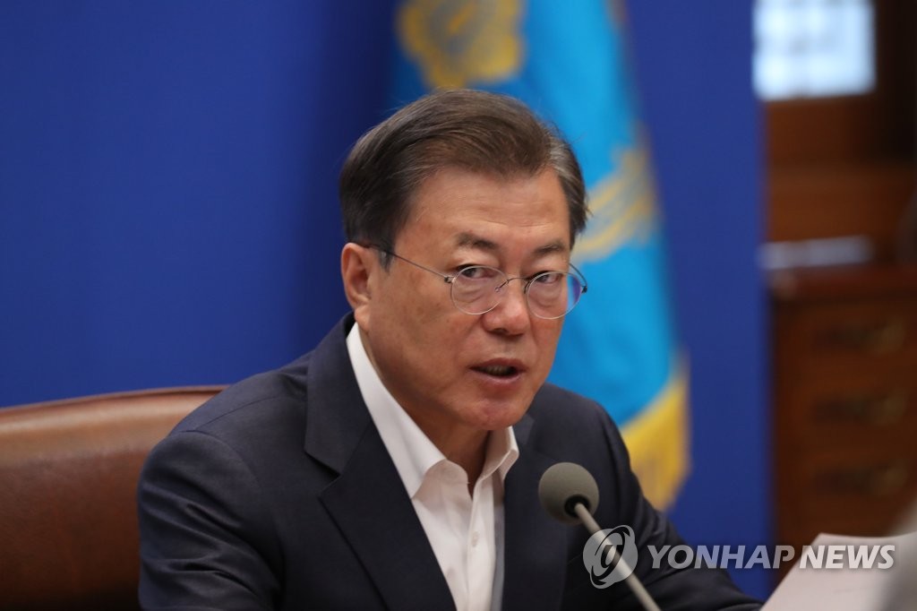 President Moon Jae-in speaks during the fifth emergency economic council meeting at Cheong Wa Dae in Seoul on April 22, 2020. (Yonhap)